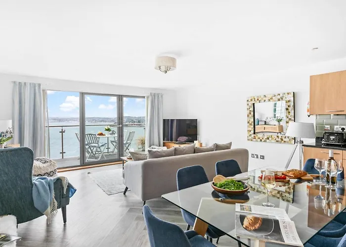 A7 Masts - Striking Beach Bolthole Apartment With Beautiful Sea Views Private Balcony & Parking