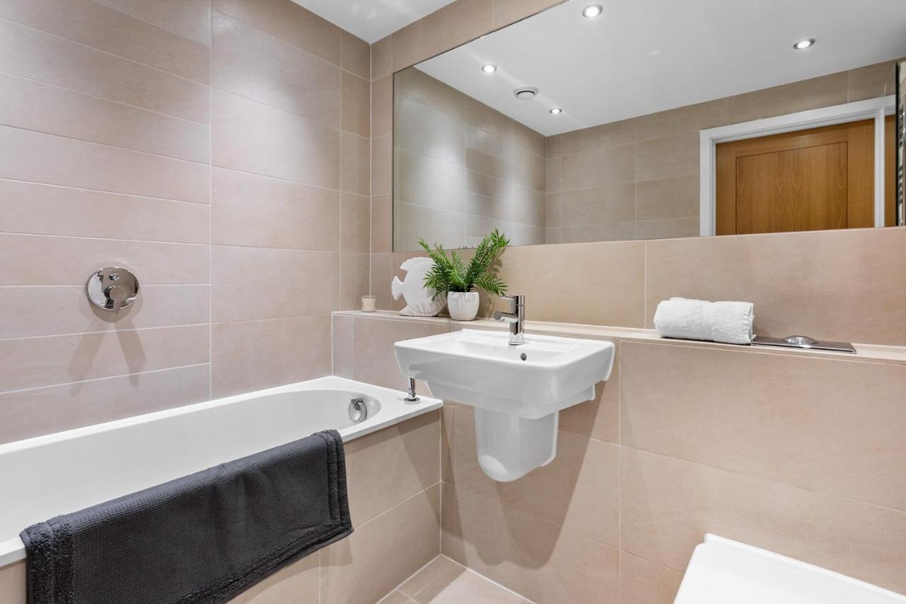 Apartment A7 Masts - Striking Beach Bolthole With Beautiful Sea Views Private Balcony & Parking *