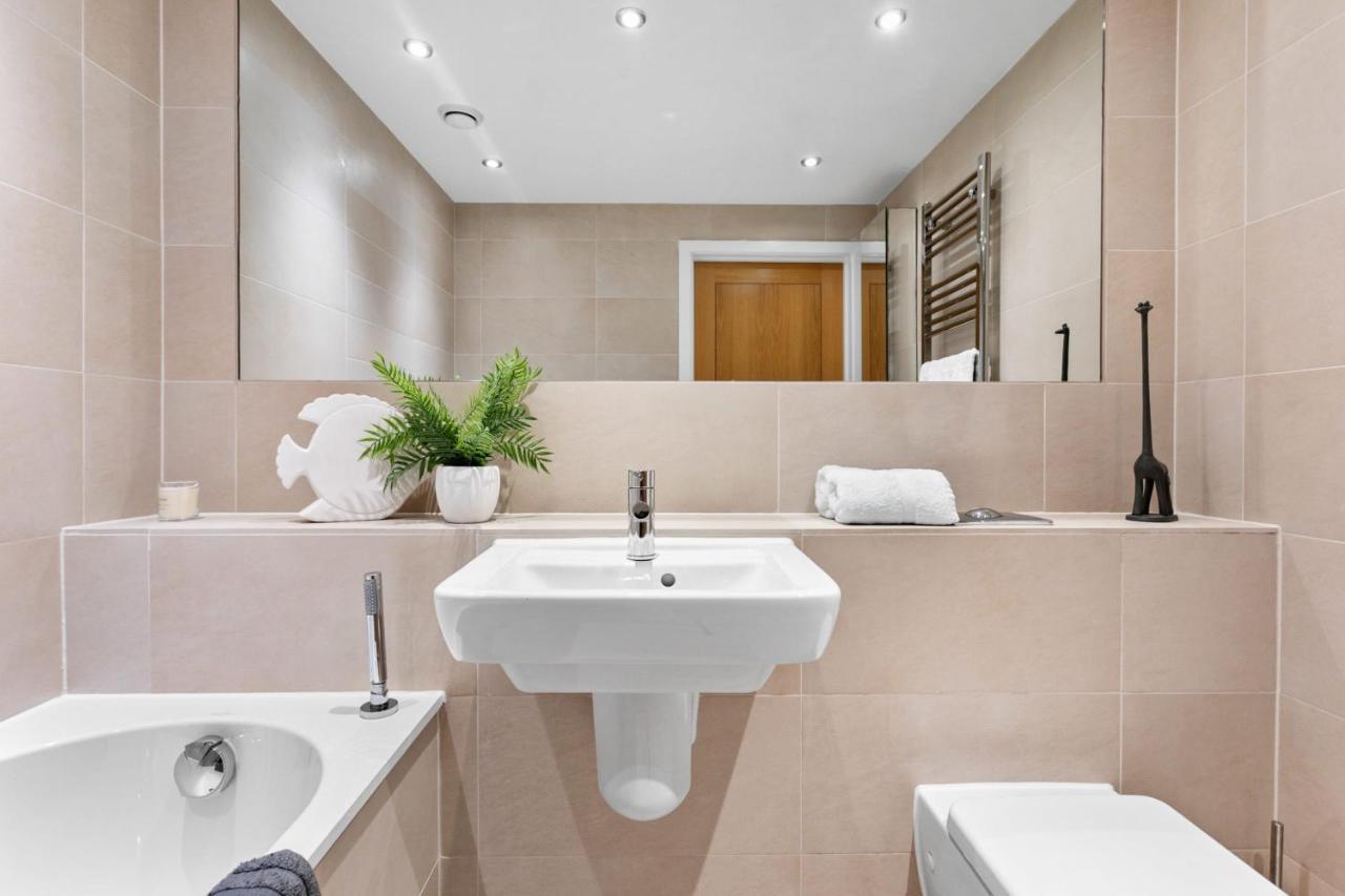 A7 Masts - Striking Beach Bolthole With Beautiful Sea Views Private Balcony & Parking