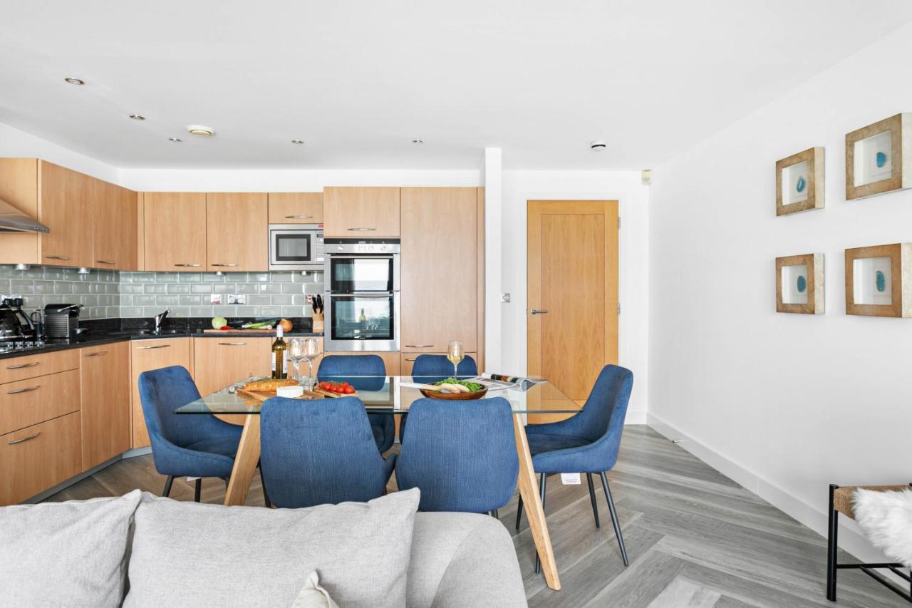 A7 Masts - Striking Beach Bolthole With Beautiful Sea Views Private Balcony & Parking *