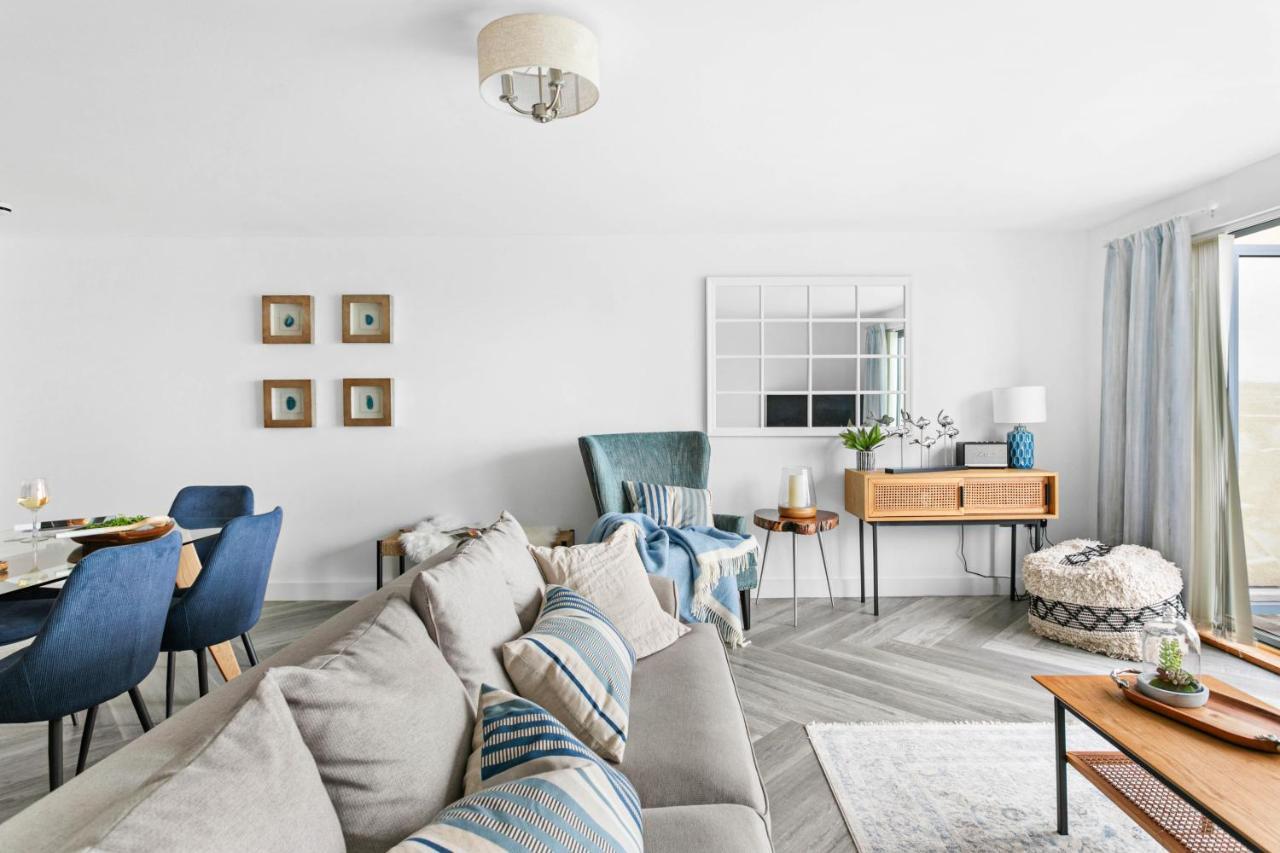 Apartment A7 Masts - Striking Beach Bolthole With Beautiful Sea Views Private Balcony & Parking *