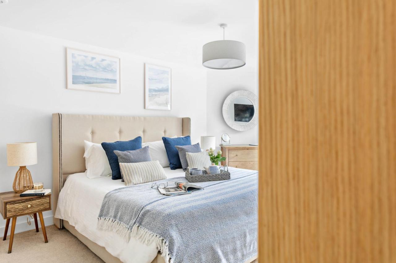 A7 Masts - Striking Beach Bolthole With Beautiful Sea Views Private Balcony & Parking Apartment Torquay