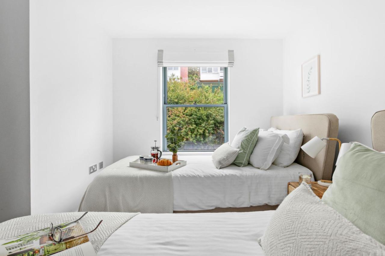 A7 Masts - Striking Beach Bolthole With Beautiful Sea Views Private Balcony & Parking Apartment