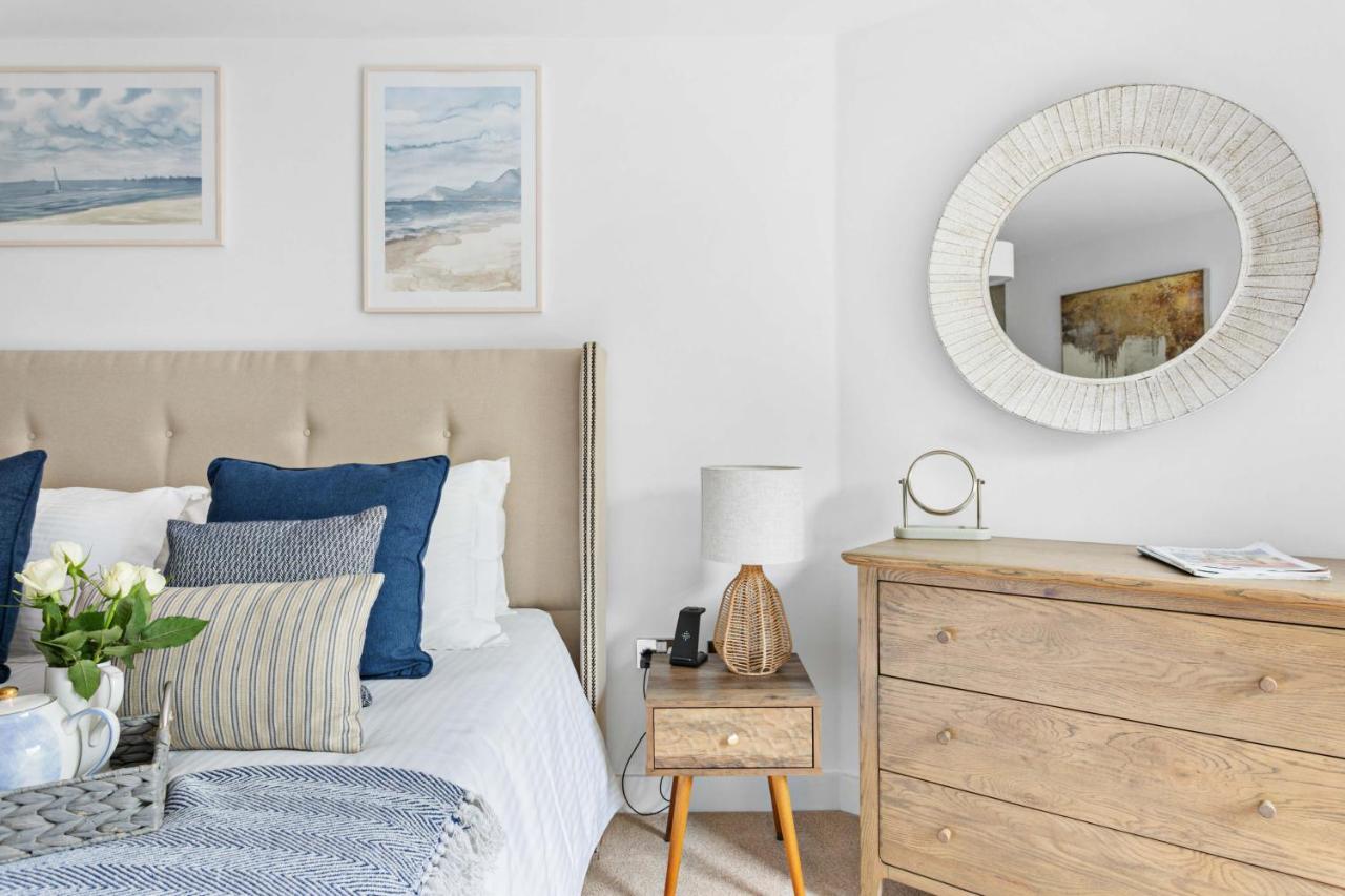 Apartment A7 Masts - Striking Beach Bolthole With Beautiful Sea Views Private Balcony & Parking Torquay