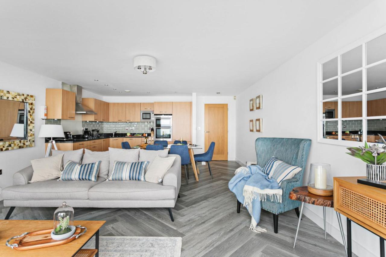 A7 Masts - Striking Beach Bolthole With Beautiful Sea Views Private Balcony & Parking Apartment *